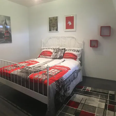 Buckingham Palace Apartman, * Debrecen