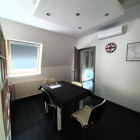 Buckingham Palace Apartman, *