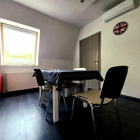 Buckingham Palace Apartman, *