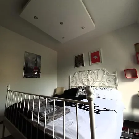 Buckingham Palace Apartman, * Debrecen